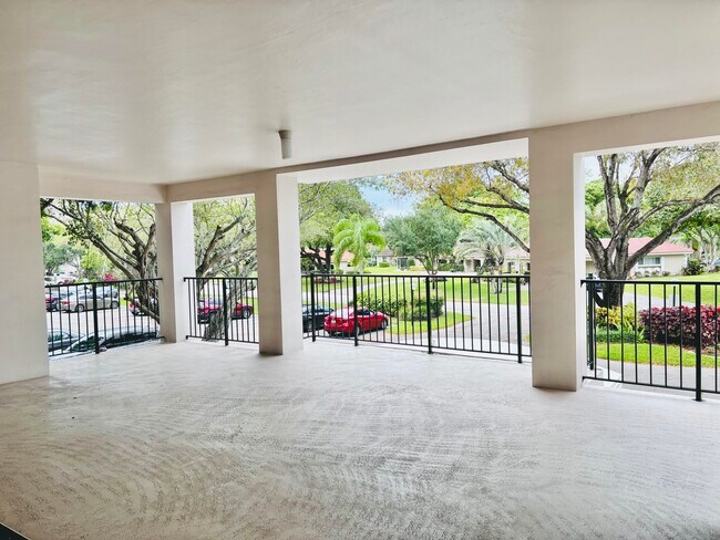 Building Photo - 2900 N Palm Aire Dr