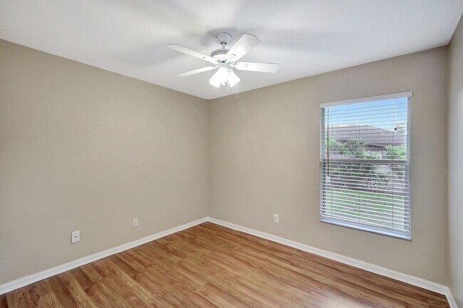 Building Photo - Stunning 3BR/2BA Home with 2-Car Garage & ...