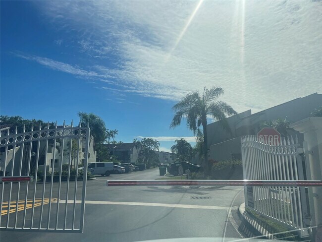 Building Photo - 6548 Racquet Club Dr