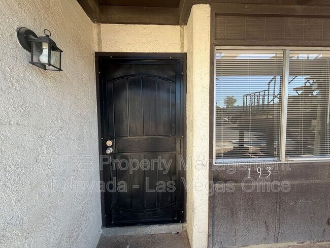 Building Photo - 1405 E Vegas Valley Dr
