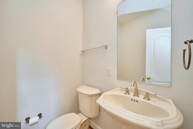 Building Photo - 43865 Hickory Corner Terrace