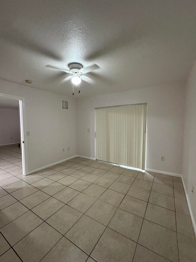Building Photo - 161 SW Palm Dr