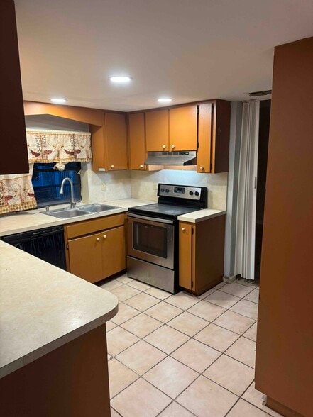 Building Photo - 844 Ryanwood Dr