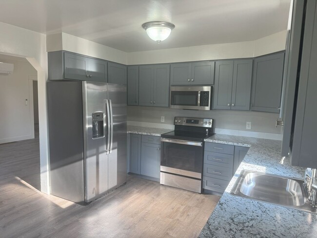 Building Photo - Charming Historic Home for Rent in Downtow...