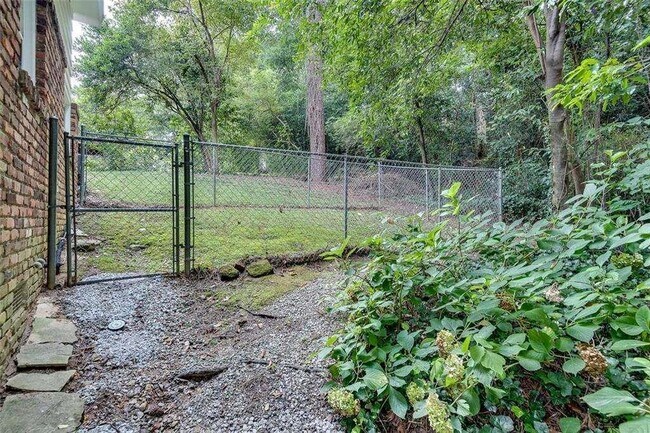 Building Photo - 799 Marstevan Dr NE