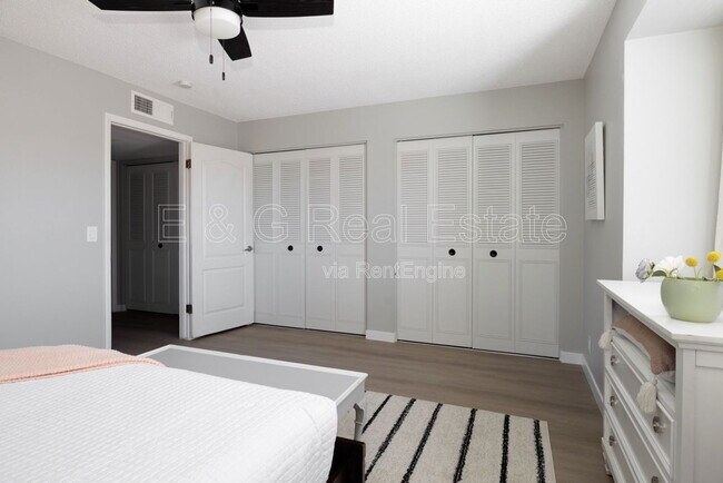 Building Photo - 3011 S Country Club Way