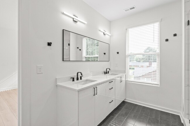 Building Photo - Move-in Ready Modern Townhome!!