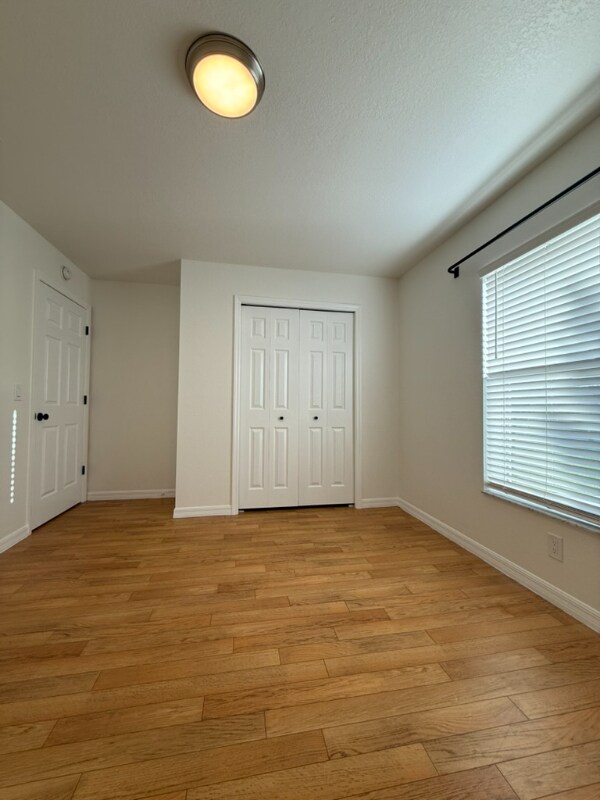 Building Photo - 2370 Lakeview Dr