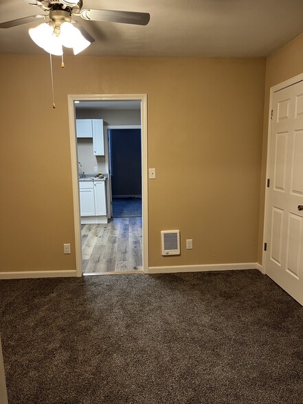 Building Photo - 212 N Main St