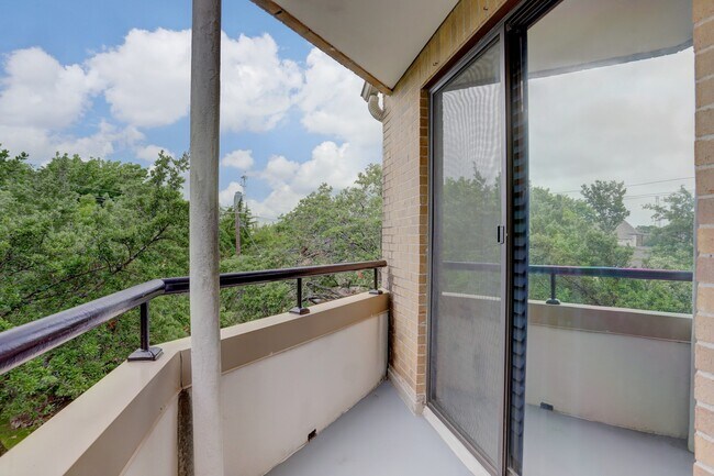 Building Photo - 5220 Weslayan St