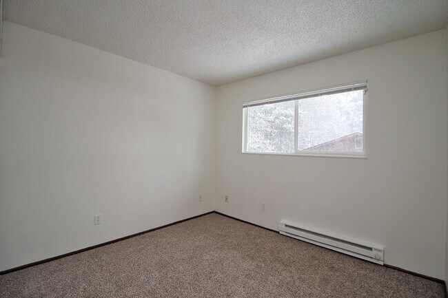 Building Photo - 10535-10535 NE Fremont St