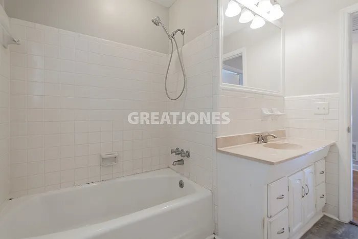 Building Photo - 817 Delta Dr