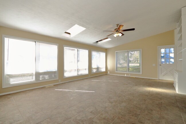 Building Photo - 2750 Mockingbird Lane