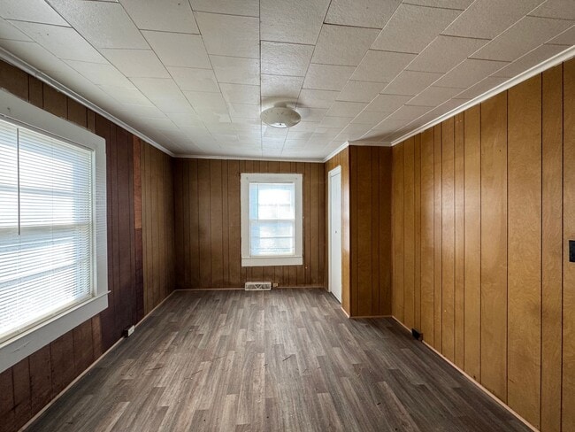 Building Photo - Ready to show!