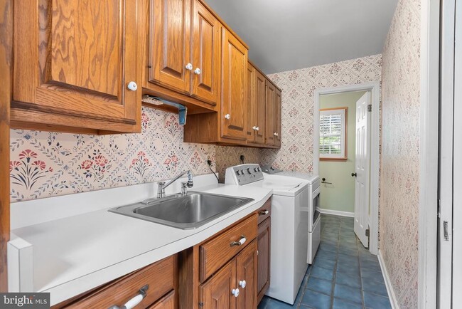 Building Photo - 607 E Wheel Rd