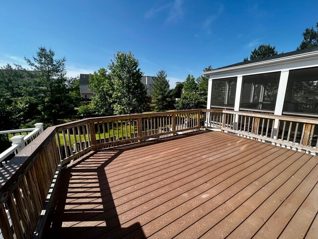 Building Photo - Spacious 4 Bedroom 3.5 Bathroom with Deck ...