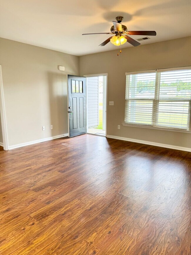 Building Photo - AVAILABLE 3 Bedroom/ 2 Bath with attached garage! Beautiful finishes throughout