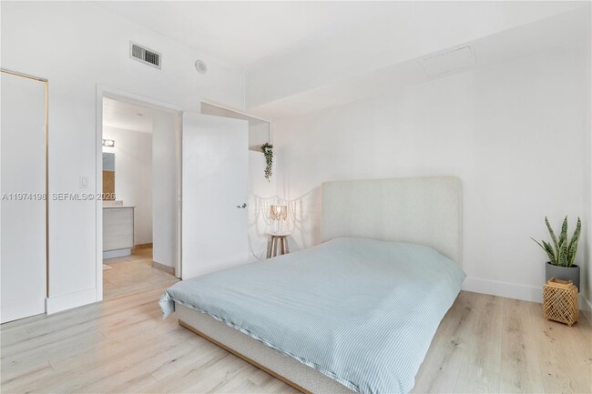 Building Photo - 350 NE 24th St