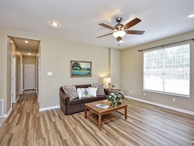 Building Photo - 600 Grand Prairie Cir