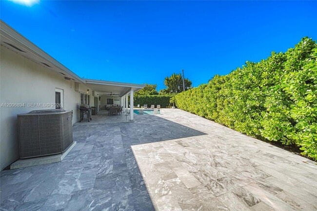 Building Photo - 10600 SW 80th Ct