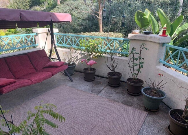 Building Photo - The perfect 3 Bed 3 bath Townhouse