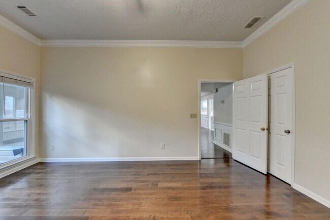 Building Photo - 200 Pine Bridge Trail