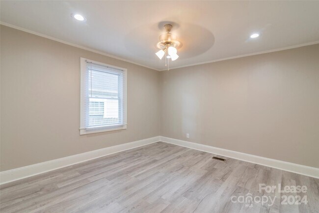 Building Photo - 2336 Barry St