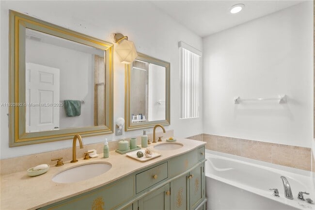 Building Photo - 1023 NW 100th Ave