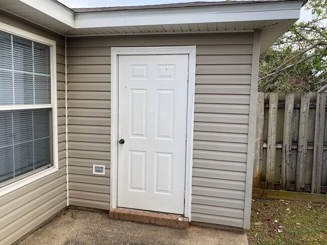 Building Photo - Great townhome in Northeast Pensacola!
