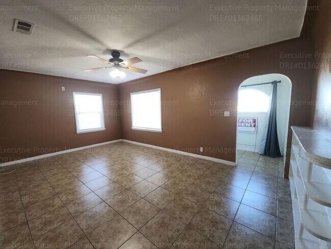 Building Photo - Charming 2 bedroom, 1 bathroom house near ...