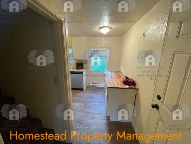 Building Photo - CHECK OUT THIS HUGE YARD!