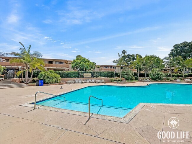 Building Photo - Beautiful 2B/1.5BA Condo W/ AC & Reserved Parking in Point Loma!