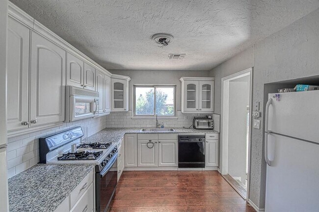 Building Photo - 1428 Lindale Ave