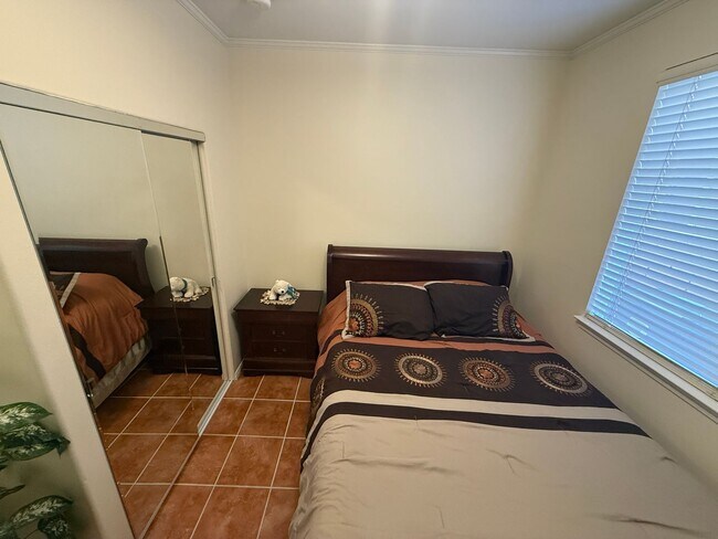 Building Photo - 4 Bedroom Home for Rent in Valencia Northp...