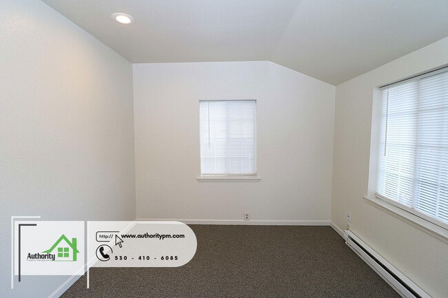 Building Photo - 2037 Pine St