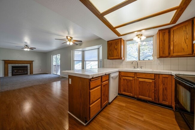 Building Photo - Spacious Sandy Rambler w 2 car attached