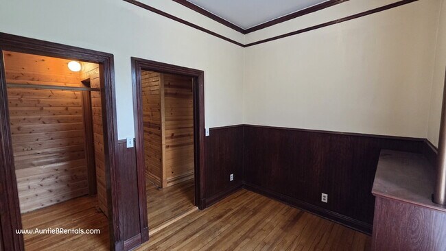 Building Photo - 3 bed - 1 bath One block from Grand Ave in...