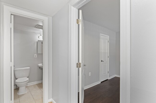 Building Photo - Spacious, Recently Renovated 1 Bedroom!