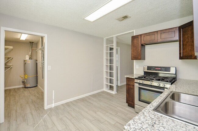 Building Photo - 8162 Homewood Ln