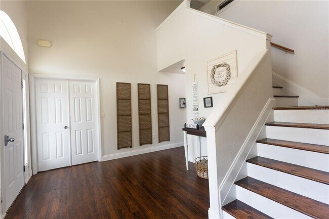 Building Photo - 1159 SW Valencia Heights Ave