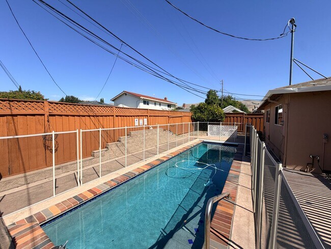 Building Photo - 1445 Sonoma Dr