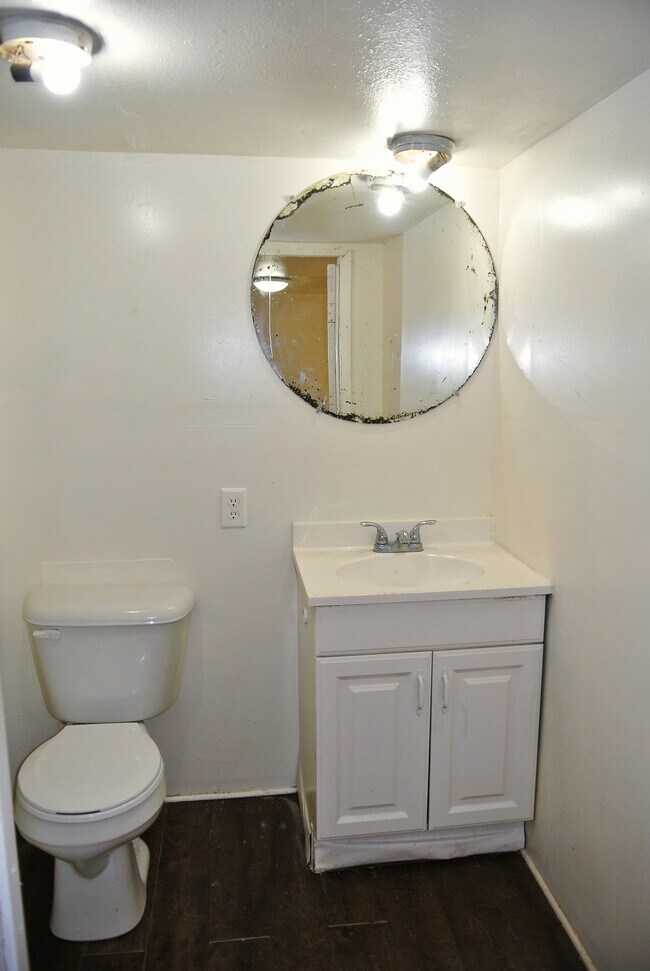 Main Bathroom - 124 S Lone Oak St