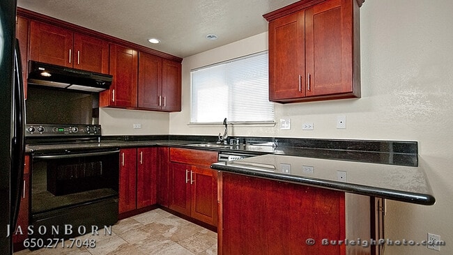 Building Photo - 129 E Court Ln