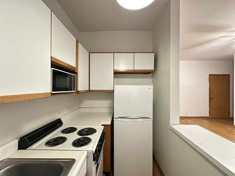 Building Photo - 634 W Barry Ave