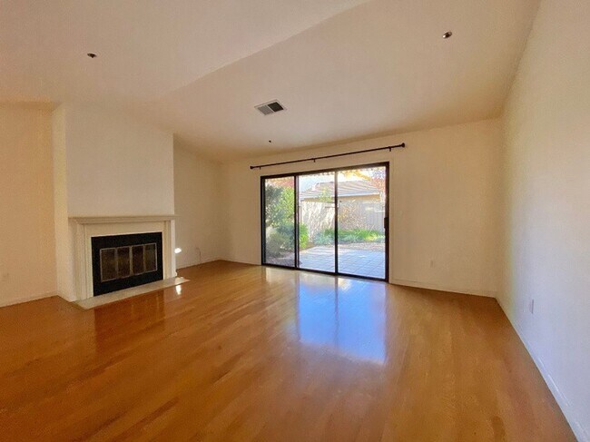 Building Photo - Spacious Condo in a Desirable Private Community