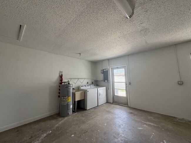 Building Photo - 1039 Kimball Rd