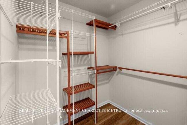 Building Photo - Charming HOME in Prime South Charlotte Location!