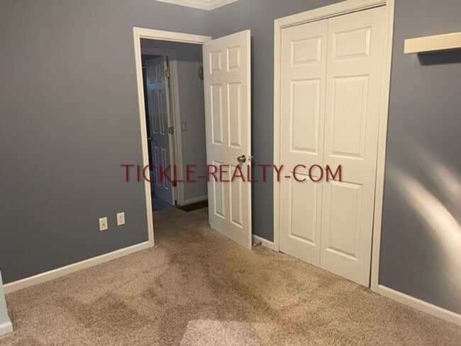 Building Photo - 3 Bedroom Ranch - Huge Garage - Fenced Yard
