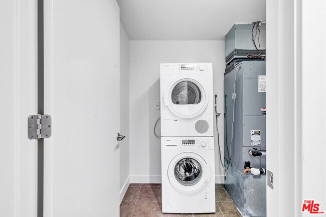 Building Photo - 901 Flower St