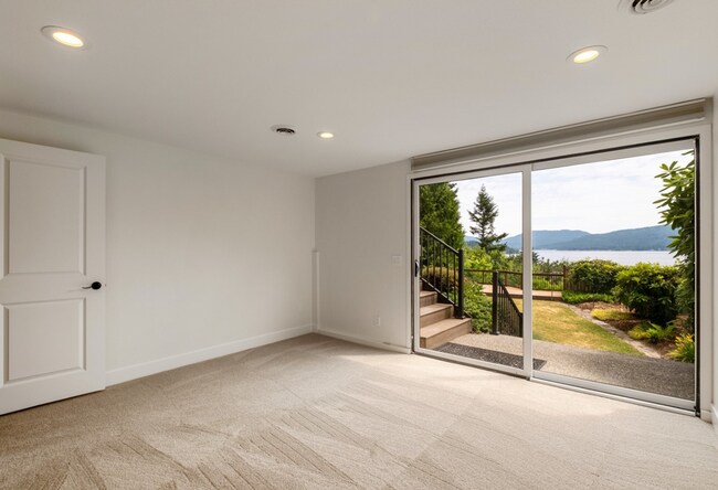 Building Photo - Elegant 4 bed home with Lake Sammamish Vie...